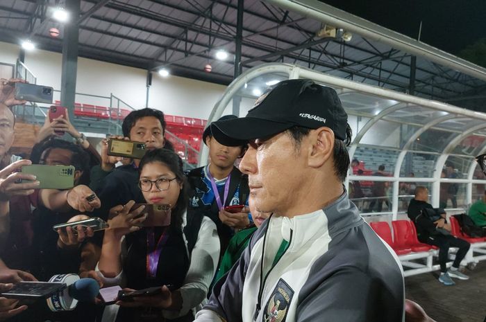 Pelatih timnas U-23 Indonesia, Shin Tae-yong, saat memberikan keterangan kepada media setelah sesi latihan di Stadion Sriwedari, Solo, Senin (11/9/2023).