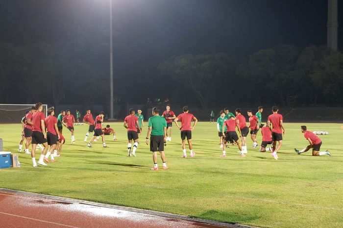 Suasana latihan timnas U-23 Indonesia di Stadion Sriwedari, Solo, Senin (11/9/2023).