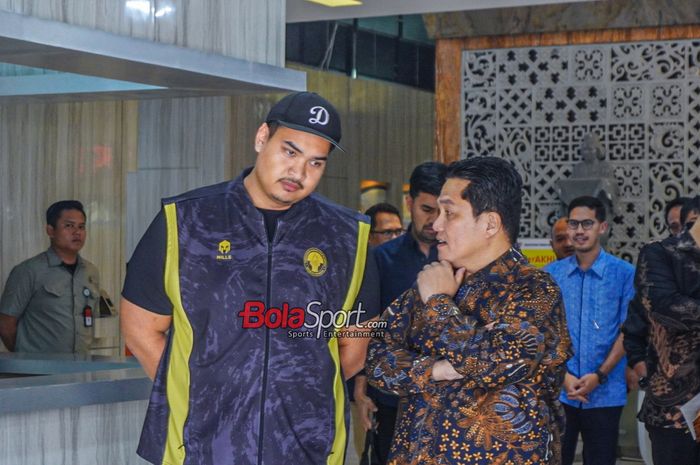 Menteri Pemuda dan Olahraga Republik Indonesia, Dito Ariotedjo (kiri) dan Ketua Umum PSSI, Erick Thohir (kanan), sedang berkomunikasi di Kantor Kemenpora, Senayan, Jakarta, Selasa (12/9/2023).