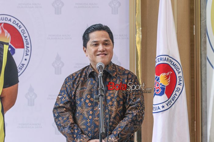 Ketua Umum PSSI, Erick Thohir, sempat tersenyum saat sedang memberikan keterangan kepada awak media di Kantor Kemenpora, Senayan, Jakarta, Selasa (12/9/2023).