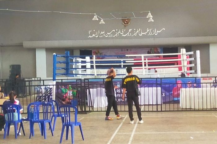 Suasana arena pertandingan tinju dari Pekan Olahraga Provinsi Jawa Timur VIII/2023 di Auditorium Universitas Darul 'Ulum, Jombang, Jawa Timur, Selasa (12/9/2023). Kompetisi tinju dihentikan setelah tewasnya salah satu peserta.