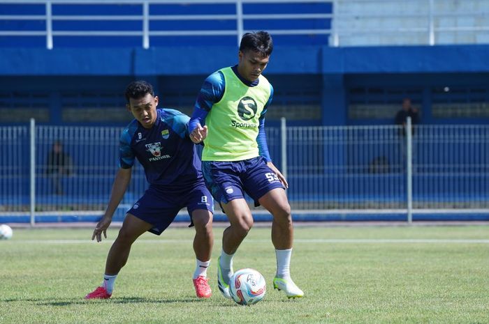 Gelandang Persib Bandung, Rachmat Irianto, sudah kembali berlatih dengan tim pada Selasa (12/9/2023), setelah mendapatkan panggilan timnas Indonesia.