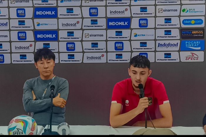 Pelatih Shin Tae-yong bersama pemain timnas U-23 Indonesia, Ivar Jenner, dalam sesi jumpa  pers setelah laga melawan Turkmenistan di Stadion Manahan, Surakarta, Selasa (12/9/2023).