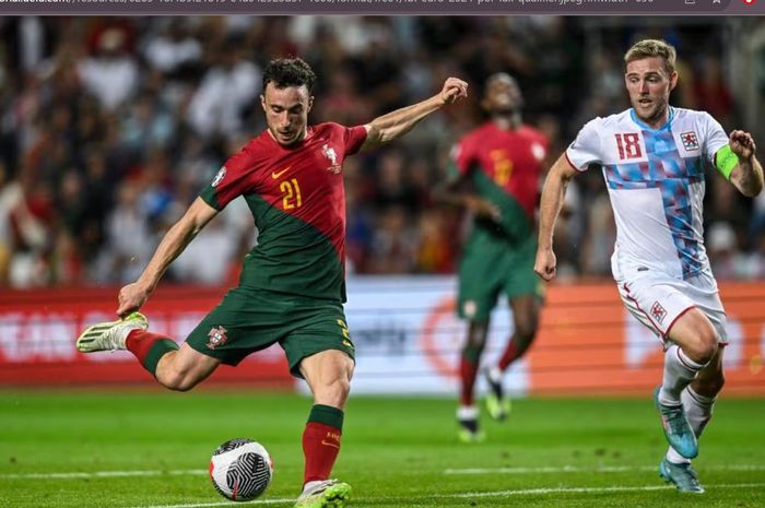 Penyerang timnas Portugal, Diogo Jota, mencetak gol ke gawang Luksemburg dalam Kualifikasi EURO 2024 di Estadio Algarve, Senin (11/9/2023).