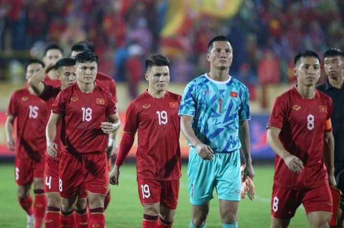 Kiper Timnas Vietnam, Nguyen Dinh Trieu (kedua dari kanan), menjalani laga debutnya di tim nasional pada usia 32 tahun.
