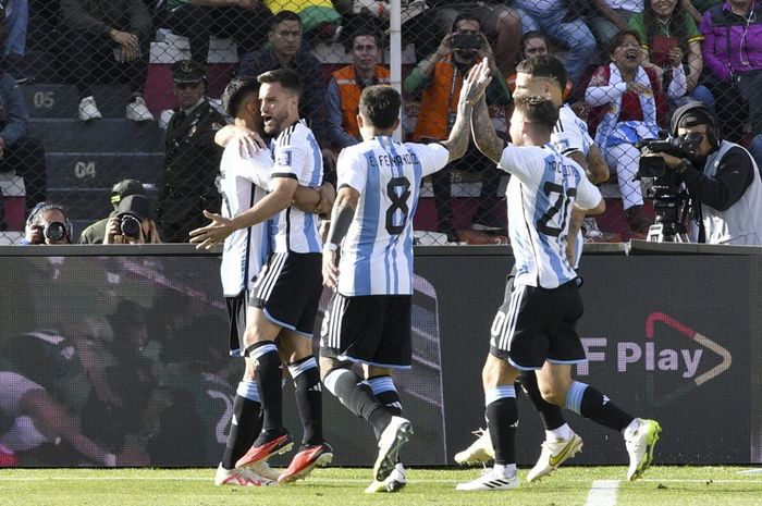 Bek timnas Argentina, Nicolas Tagliafico, merayakan gol ke gawang timnas Bolivia pada laga Kualifikasi Piala Dunia 2026 zona CONMEBOL di Estadio Hernando Siles, Selasa (12/9/2023).