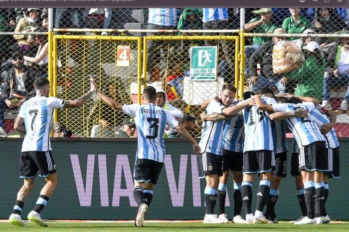 Para pemain timnas Argentina merayakan gol ke gawang Bolivia dalam babak kualifikasi Piala Dunia 2026 zona CONMEBOL di Estadio Hernando Siles, Selasa (12/9/2023).