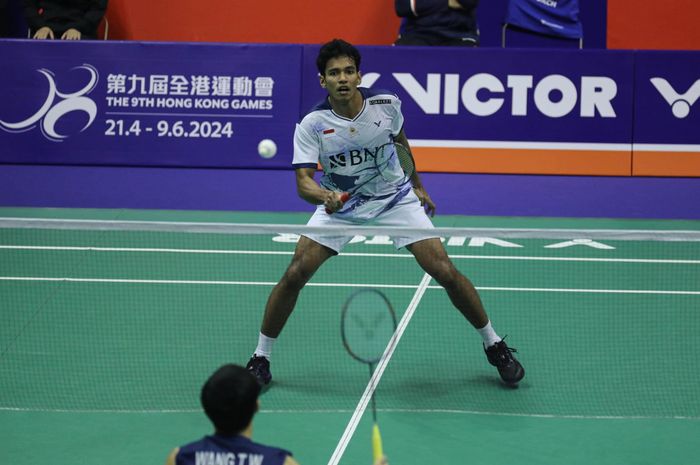 Pebulu tangkis tunggal putra Indonesia, Chico Aura Dwi Wardoyo, pada babak pertama Hong Kong Open 2023 di Hong Kong Coliseum, Rabu (13/9/2023).