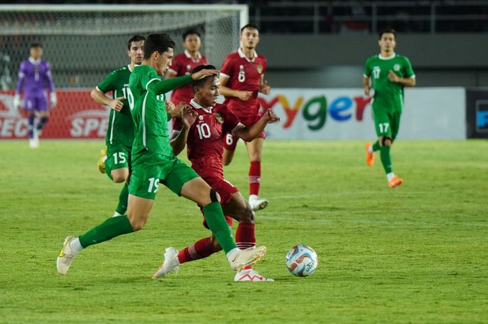 Gelandang timnas U-23 Indonesia, Arkhan Fikri saat berhadapan dengan pemain Turkmenistan dalam laga Kualifikasi Piala Asia U-23 2024 di Stadion Manahan, Solo pada Selasa (12/9/2023).