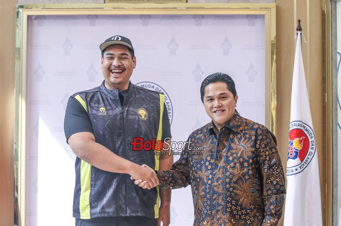 Menteri Pemuda dan Olahraga Republik Indonesia, Dito Ariotedjo (kiri) dan Ketua Umum PSSI, Erick Thohir (kanan), sedang berjabat tangan saat bertemu di Kantor Kemenpora, Senayan, Jakarta, Selasa (12/9/2023).