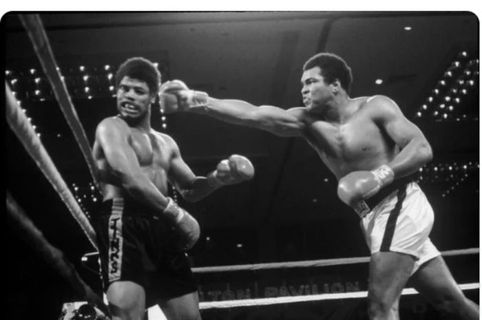 Muhammad Ali (kanan), mengalahkan Leon Spinks dan menjadi juara dunia tinju kelas berat untuk ketiga kalinya pada 15 September 1978 di New Orleans, Amerika Serikat.