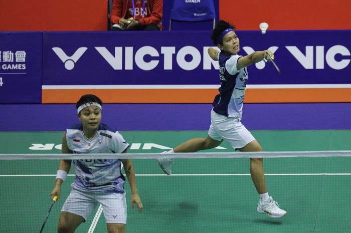Ganda putri Indonesia, Apriyani Rahayu/Siti Fadia Silva Ramadhanti saat tampil pada babak kedua Hong Kong Open 2023 di Hong Kong Coliseum, Kowloon, Hong Kong, Kamis (14/9/2023)