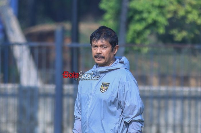 Pelatih timnas U-24 Indonesia, Indra Sjafri, sedang memantau para pemainnya berlatih di Lapangan A, Senayan,  Jumat (15/9/2023).
