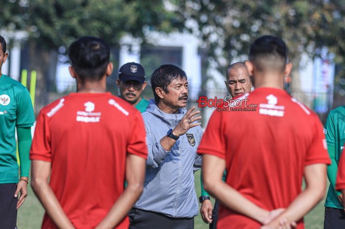 Pelatih timnas U-24 Indonesia, Indra Sjafri, sedang memberikan intruksi kepada para pemainnya saat berlatih di Lapangan A, Senayan,  Jumat (15/9/2023).