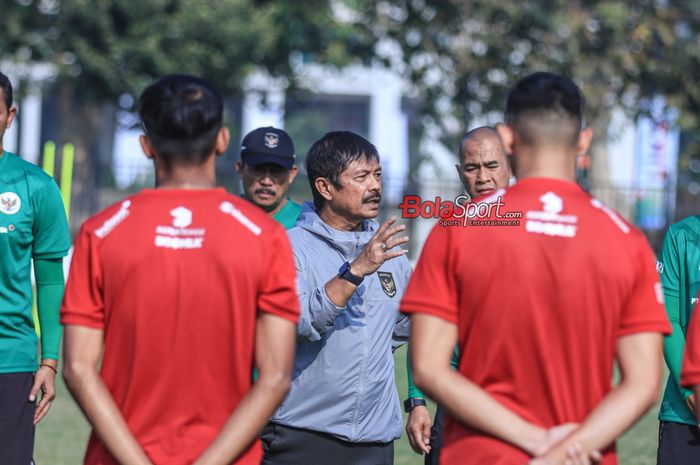 Pelatih timnas U-24 Indonesia, Indra Sjafri, sedang memberikan intruksi kepada para pemainnya saat berlatih di Lapangan A, Senayan,  Jumat (15/9/2023).