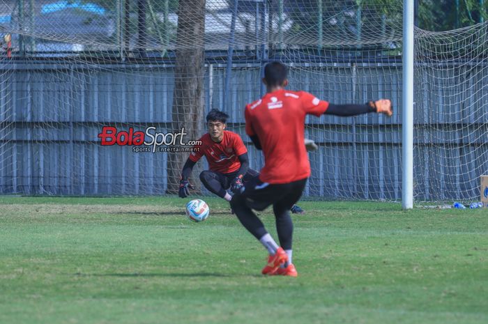 Ernando Ari Sutaryadi (kiri) sedang berlatih bersama timnas U-24 Indonesia di Lapangan A, Senayan,  Jumat (15/9/2023).