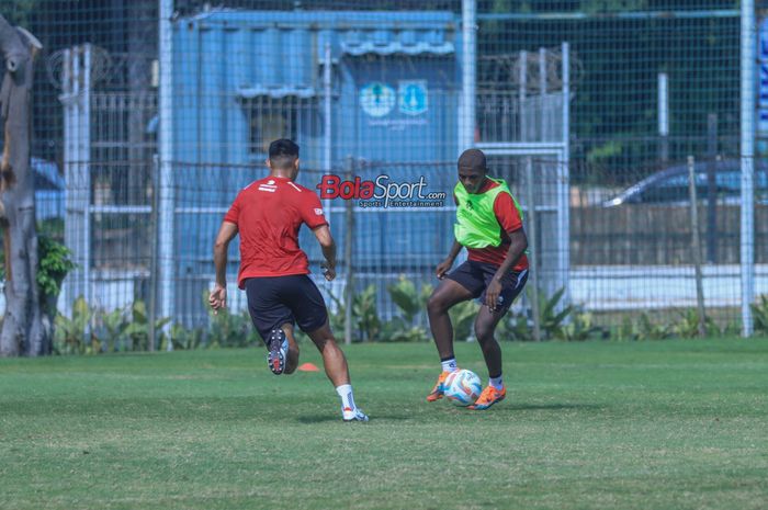 Hugo Samir (kanan) sedang menguasai bola saat berlatih bersama timnas U-24 Indonesia di Lapangan A, Senayan,  Jumat (15/9/2023).