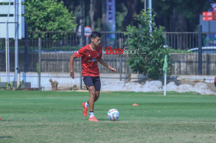 Dony Tri Pamungkas sedang menguasai bola saat berlatih bersama timnas U-24 Indonesia di Lapangan A, Senayan,  Jumat (15/9/2023).