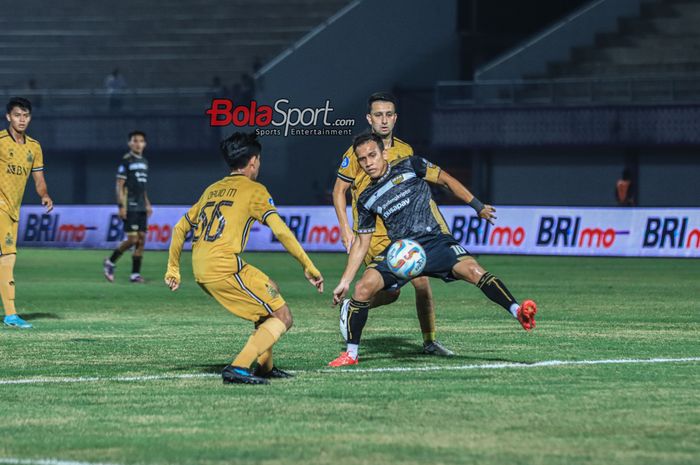 Egy Maulana Vikri sedang menguasai bola dalam laga pekan ke-12 Liga 1 2023 antara Dewa United versus Bhayangkara FC di Stadion Indomilk Arena, Tangerang, Banten, Jumat (15/9/2023).