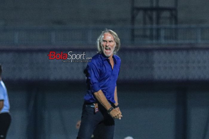 Pelatih Dewa United, Jan Olde Riekerink, sedang berteriak memberikan intruksi kepada para pemainnya dalam laga pekan ke-12 Liga 1 2023 di Stadion Indomilk Arena, Tangerang, Banten, Jumat (15/9/2023).