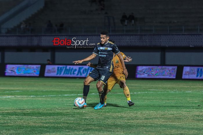 Ricky Kambuaya (kiri) sedang menguasai bola dalam laga pekan ke-12 Liga 1 2023 antara Dewa United versus Bhayangkara FC di Stadion Indomilk Arena, Tangerang, Banten, Jumat (15/9/2023).