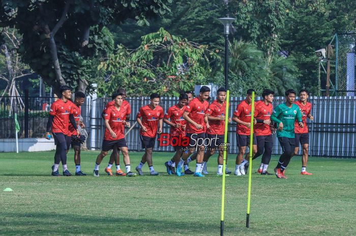 Suasana latihan timnas U-24 Indonesia di Lapangan A, Senayan,  Jumat (15/9/2023).