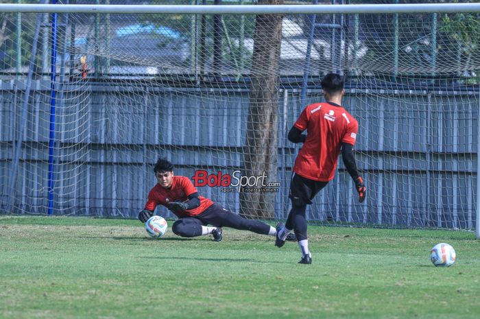 Kiper timnas U-23 Indonesia, Adi Satryo (kiri), sedang menangkap bola saat berlatih di Lapangan A, Senayan,  Jumat (15/9/2023).