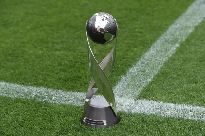 Trofi Piala Dunia U-17. Indonesia menjadi tuan rumah turnamen sepak bola akbar junior edisi ke-19 ini tahun 2023.