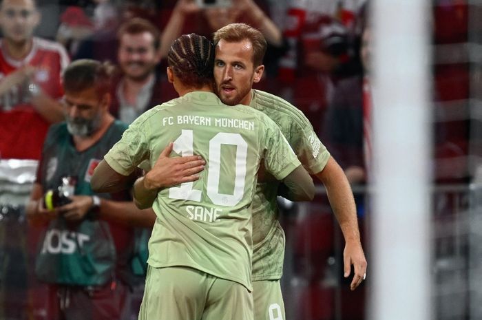 Harry Kane memeluk Leroy Sane usai mencetak gol ke-300 di level klub saat Bayern Muenchen bertemu Bayer Leverkusen pada lanjutan Bundesliga di Allianz Arena, Munich (15/9/2023).