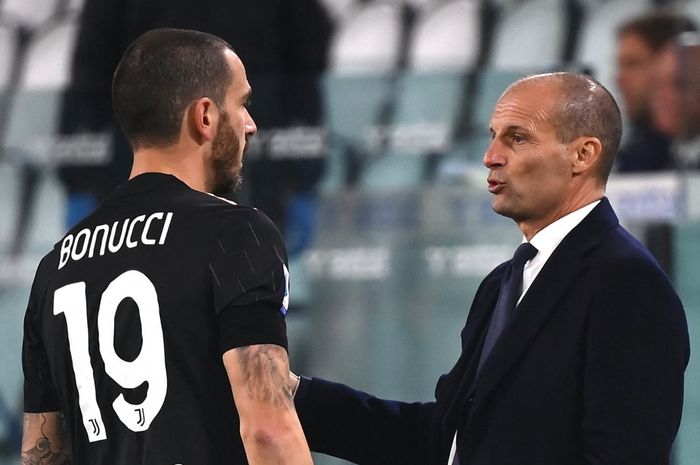 Massimiliano Allegri berbicara dengan Leonardo Bonucci dalam duel Liga Italia Juventus melawan Sassuolo di Turin (27/10/2021). Bonucci merasa ditipu dan dipermalukan Allegri dkk sehingga dipaksa tinggalkan Juve musim ini.