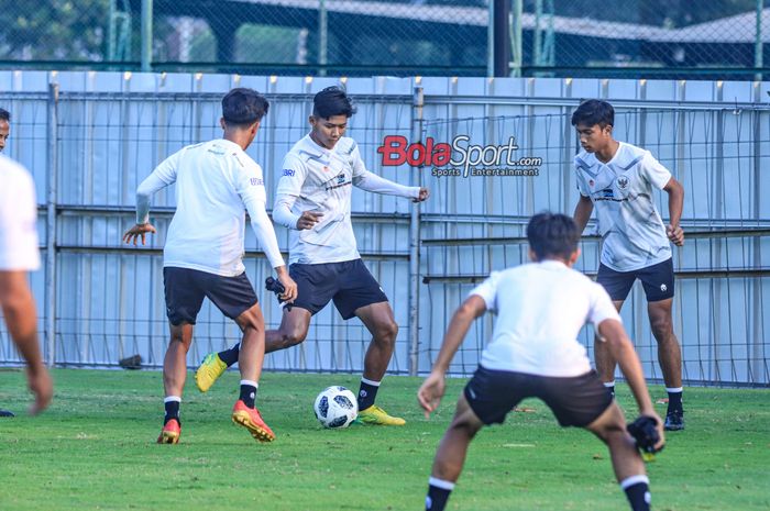 Arkhan Kaka Putra (tengah) memastikan para pemain timnas U-17 Indonesia dalam kondisi baik dan siap menjalani debut apik di Piala Dunia U-17 2023.