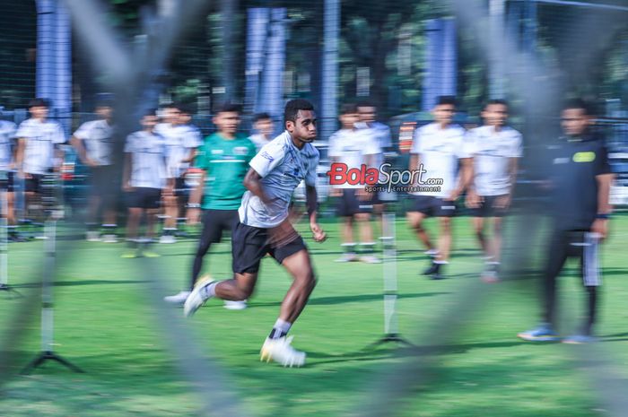 Kapten timnas U-17 Indonesia Muhammad Iqbal Gwijangge memiliki permintaan kepada suporter Indonesia agar bisa memenuhi Stadion GBT, Surabaya agar bisa membuat tim lawan ciut.