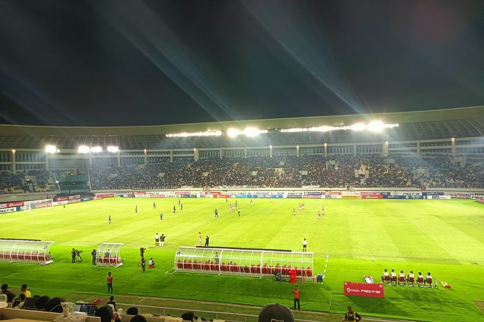 Suasana pertandingan Persis Solo vs PSIS Semarang di Stadion Manahan, Solo pada Sabtu (16/9/2023) malam WIB pada lanjutan pekan ke-12 Liga 1 2023/2024