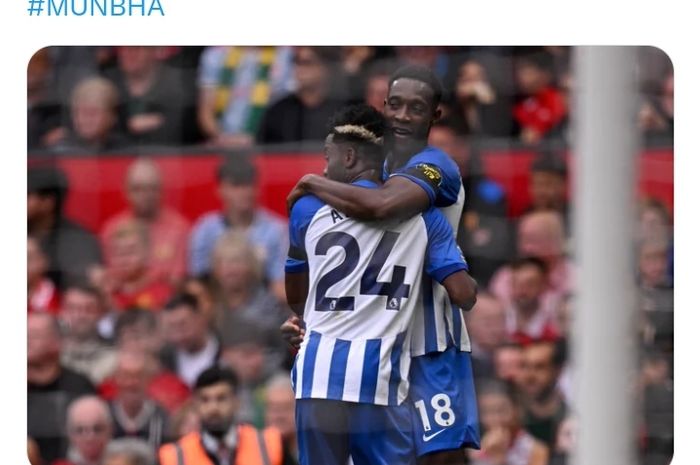 Striker Brighton &amp; Hove Albion, Danny Welbeck (kanan) merayakan gol dengan Simon Adingra pada laga pekan ke-5 Liga Inggris melawan Man United di Stadion Old Trafford, Sabtu (16/9/2023).