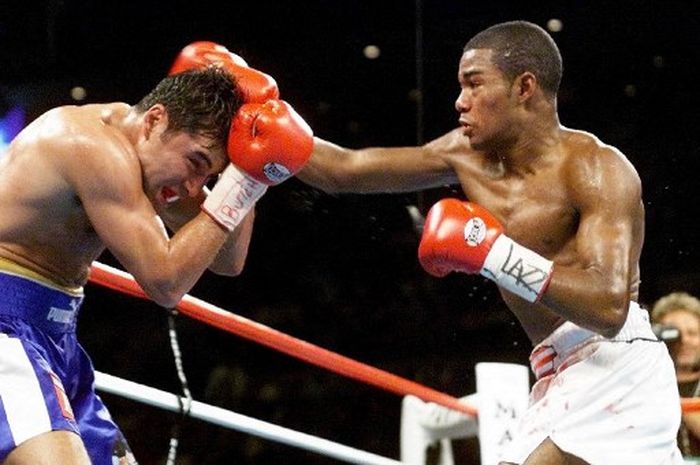 Oscar De La Hoya (kiri), kalah kontroversial dari Felix Trinidad pada 18 September 1999 di Las Vegas.