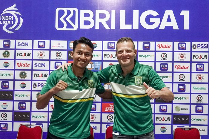 Pelatih Persebaya Surabaya, Josep Gombau pada sesi konferensi pers jelang lawan Madura United