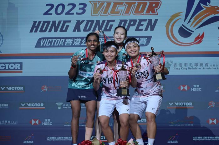 Apriyani Rahayu/Siti Fadia Silva Ramadhanti saat berpose di podium juara Hong Kong Open 2023, bersama peraih runner-up, Pearly Tan/Thinaah Muralitharan (Malaysia) di Hong Kong Coliseum, Kowloon, Hong Kong, Minggu (17/9/2023).
