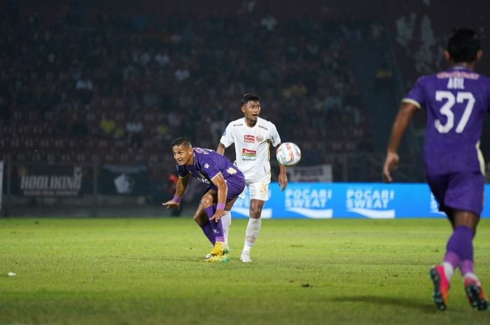 Suasana pertandingan Persija Jakarta melawan Persik Kediri dalam laga pekan ke-12 Liga 1 2023/2024 yang berlangsung di Stadion Brawijaya, Kediri, Minggu (17/0/2023).