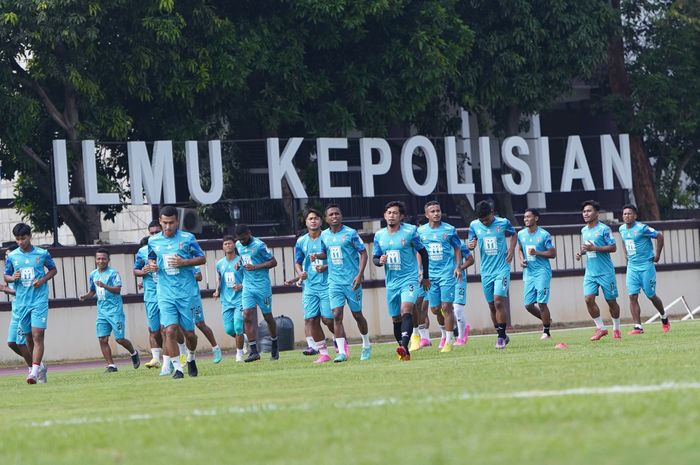 Para pemain Malut United FC berlatih di Stadion PTIK menjelang laga Liga 2 menghadapi Perserang, Minggu (17/9/2023).
