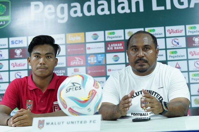 Pelatih Imran Nahumarury dan gelandang Rafly Selang dalam jumpa pers Malut United FC menjelang laga pekan ke-2 Liga 2 melawan Perserang, Minggu (17/9/2023) di Stadion PTIK, Jakarta.