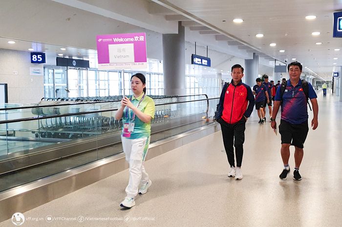 Pelatih Timnas U-24 Vietnam, Hoang Anh Tuan, bersama anak-anak asuhnya tiba di China untuk berlaga di Asian Games 2022.