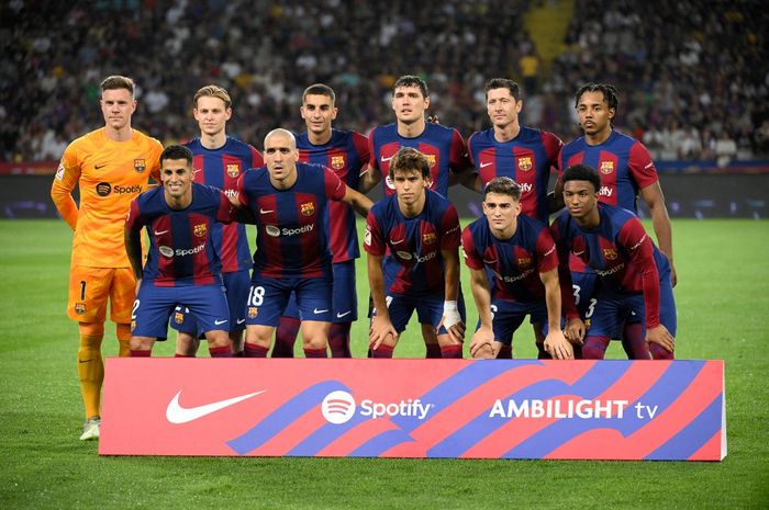 Skuad Barcelona berpose jelang kick-off duel Liga Spanyol melawan Real Betis di Stadio Olimpic Lluis Companys (16/9/2023). Barca menjadi kontestan paling hemat di Liga Champions 2023-2024 karena hanya mengeluarkan 3,4 juta euro untuk mendapatkan lima pemain baru di bursa transfer musim panas 2023