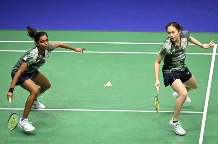 Ganda putri andalan Malaysia bersama Pearly Tan, Thinaah Muralitharan (kiri) membahas kekalahannya di Badminton Asia Team Championship 2024.