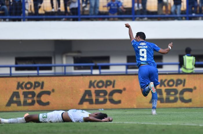 Tendangan bebas Penyerang Persib Bandung, Ezra Walian, mampu menghasilkan gol bunuh diri sehingga membuat Borneo FC hanya mampu menahan imbang 1-1 Maung Bandung.
