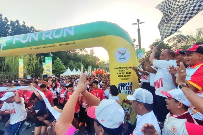 Ketua Umum KONI Pusat, Marciano Norman, tampak membuka acara lari bertajuk Run For PON di Kawasan Senayan, Jakarta, Minggu (17/9/2023).