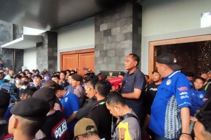 Pelatih PSIM Yogyakarta, Kas Hartadi, saat mendengarkan aksi protes sejumlah suporter di depan pintu VVIP Stadion Mandala Krida Yogyakarta, Minggu (17/9/2023).  