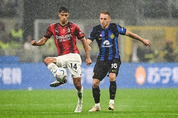 Gelandang AC Milan berdarah Maluku, Tijjani Reijnders (kiri), berduel dengan Davide Frattesi dalam laga Inter Milan vs AC Milan pada lanjutan Liga Italia di San Siro (16/9/2023).