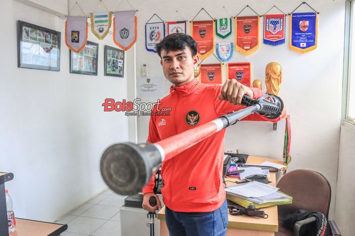 Pemain timnas sepak bola amputasi Indonesia, Aditya, sedang berfoto saat ditemui di Kantor PSAI, Fatmawati, Jakarta, Selasa (19/9/2023).