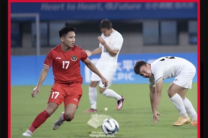 Pemain Timnas U-24 Indonesia, Syahrian Abimanyu, tengah menguasai bola dalam laga melawan Kirgistan di Asian Games 2022.