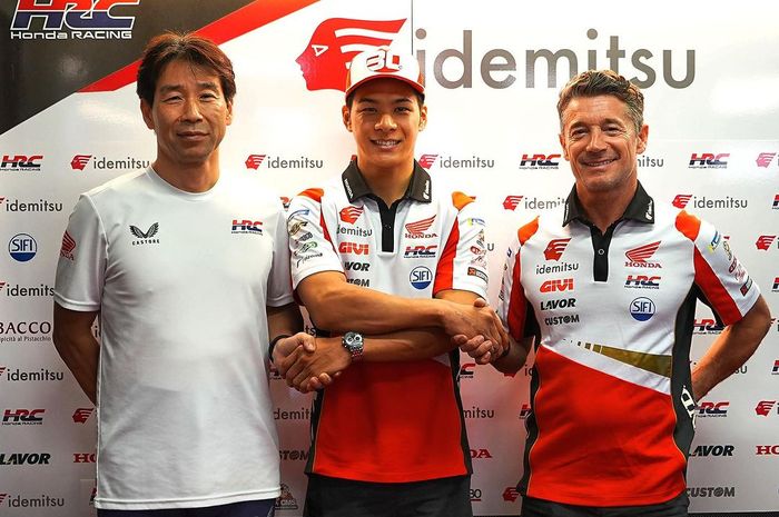 Takaaki Nakagami (tengah) bersama Tetsuhiro Kuwata (kiri, Direktur HRC) dan Lucio Checchinelo (kanan, Manajer TIm LCR) usai resmi memperpanjang kerjasama pada MotoGP 2024.